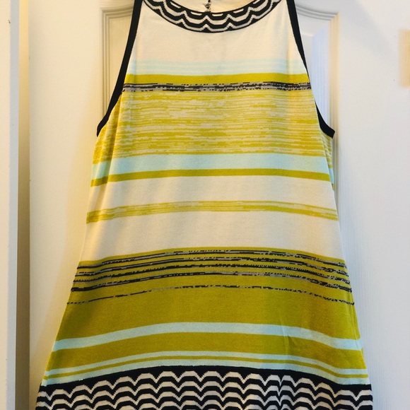 **Large** Sleeveless Sweater - Picture 2 of 2